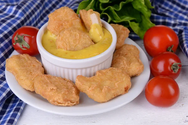 Chicken Nuggets mit Sauce auf dem Tisch in Großaufnahme — Stockfoto