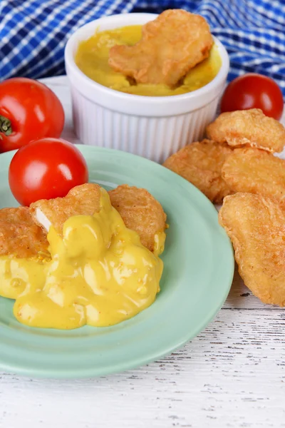 Chicken Nuggets mit Sauce auf dem Tisch in Großaufnahme — Stockfoto