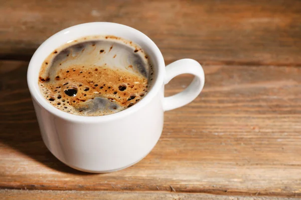 Cangkir kopi dengan latar belakang kayu — Stok Foto