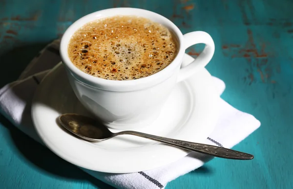 Secangkir kopi dengan latar belakang kayu berwarna — Stok Foto