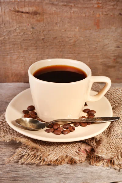 Taza de café sobre fondo rústico de madera — Foto de Stock