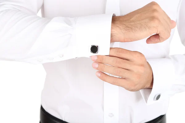 Άνθρωπος στο άσπρο πουκάμισο που κάνει το κουμπί κολάρο επάνω απομονωθεί σε λευκό — Φωτογραφία Αρχείου