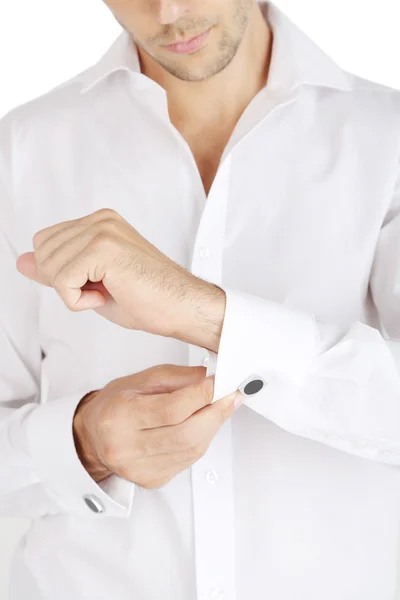 Adam beyaz gömlek yaka düğmesi kapatmak yukarıya yapıyor — Stok fotoğraf