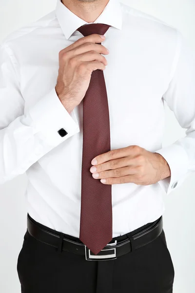 Izole üzerinde beyaz kravat yapan erkek — Stok fotoğraf