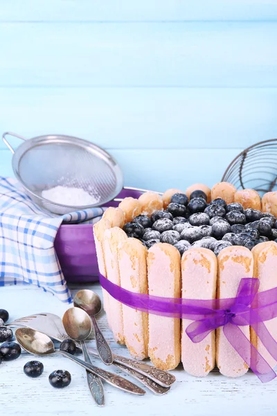 Sabroso pastel Charlotte con arándanos en la mesa de madera azul —  Fotos de Stock