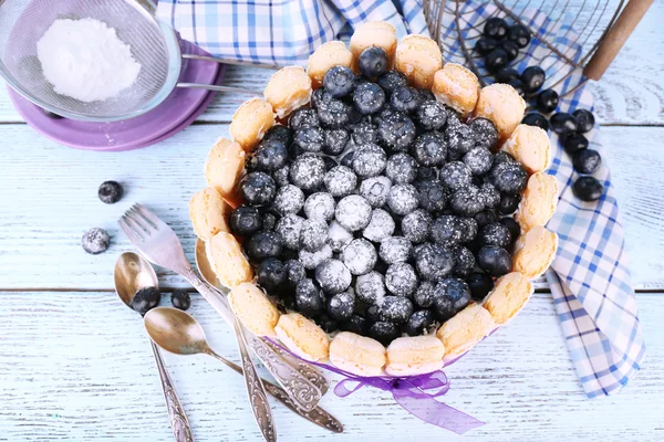 Gâteau savoureux Charlotte aux myrtilles sur table en bois bleu — Photo