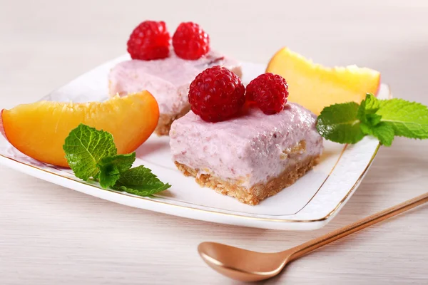 Pastel con frutas y bayas en plato sobre fondo de madera —  Fotos de Stock