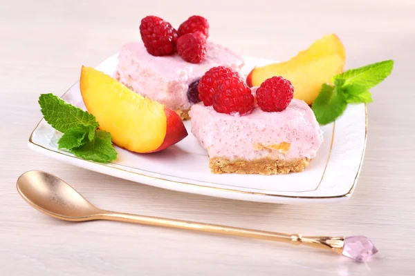 Tårta med frukter och bär på plattan på trä bakgrund — Stockfoto