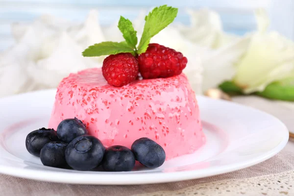 Круглая форма торт с ягодами на тарелке на кружевной салфетке на деревянном фоне — стоковое фото