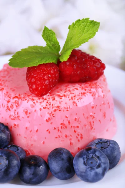 Round shaped cake with berries on plate on wooden background — Stock Photo, Image