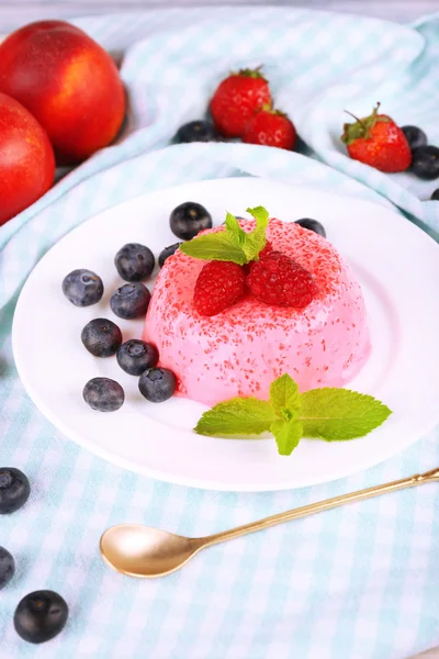 Круглый торт с ягодами на тарелке на скатерти — стоковое фото