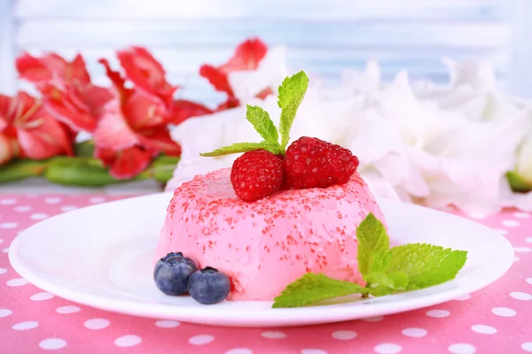 Pastel redondo con bayas en plato sobre mantel de lunares —  Fotos de Stock