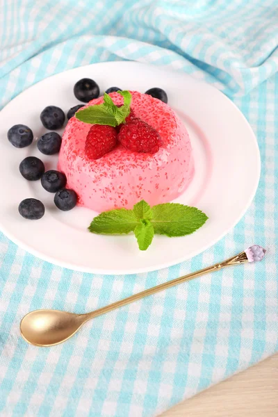Круглый торт с ягодами на тарелке на салфетке — стоковое фото