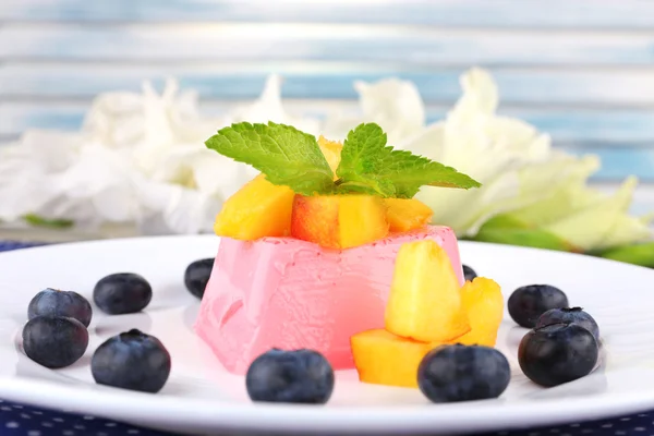 Pastel en forma de corazón con arándanos y frutas en plato en paño de tabla de lunares —  Fotos de Stock