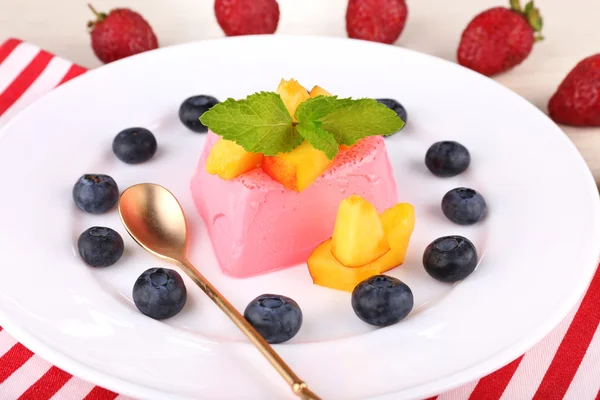 Torta a forma di cuore con frutta e bacche sul piatto sul tovagliolo — Foto Stock