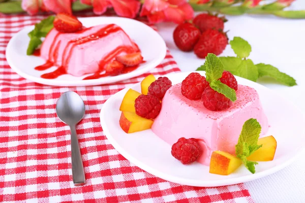 Pasteles con frutas y bayas en el plato en servilleta —  Fotos de Stock