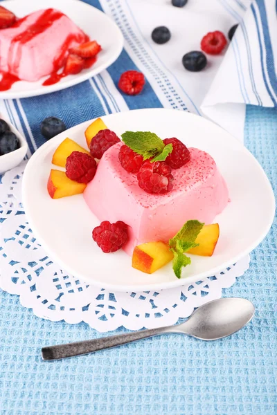 Pasteles con frutas y bayas en el plato en servilleta de encaje —  Fotos de Stock