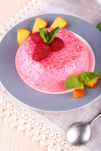 Round shaped cake with fruits and berries on plate on lace napkin — Stock Photo, Image