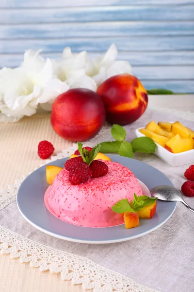 Torta rotonda con frutta e bacche sul piatto su tovagliolo di pizzo — Foto Stock