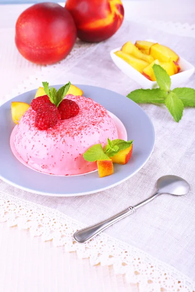 Torta redonda con frutas y bayas en plato en servilleta de encaje —  Fotos de Stock