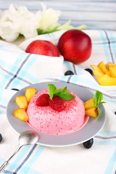 Pastel en forma de corazón con frutas y bayas en el plato en mantel —  Fotos de Stock