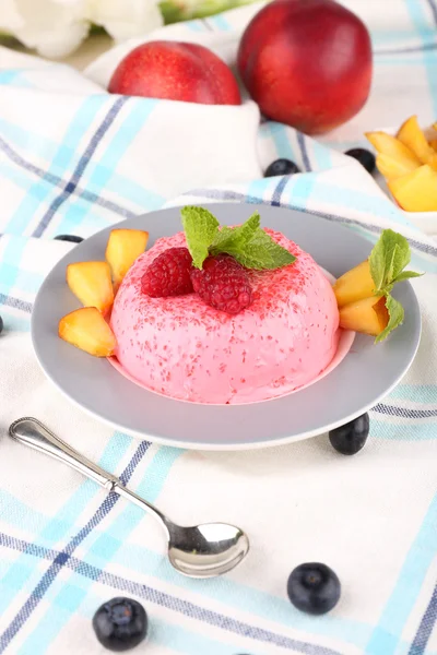 Pastel en forma de corazón con frutas y bayas en el plato en mantel —  Fotos de Stock