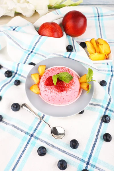 심장 모양의 식탁보에 접시에 딸기와 과일 케이크 — 스톡 사진