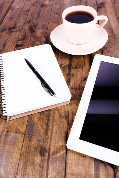 Tablet, Tasse Kaffee, Notizbuch und Stift auf Holzgrund — Stockfoto