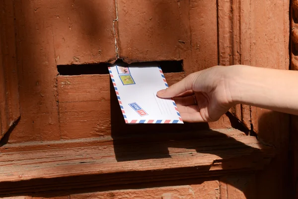 Lettre en main près de la boîte aux lettres — Photo