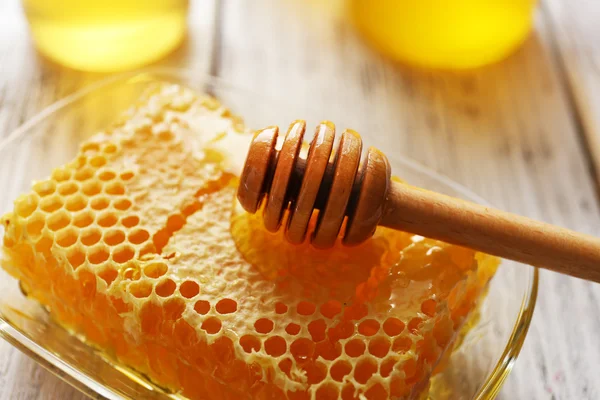 Favo de mel na mesa de madeira — Fotografia de Stock