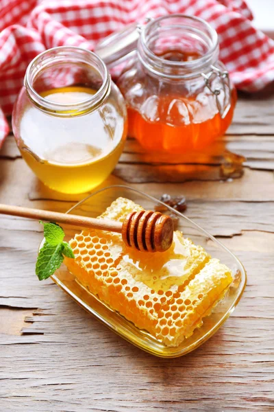 Mel fresco na mesa de madeira — Fotografia de Stock