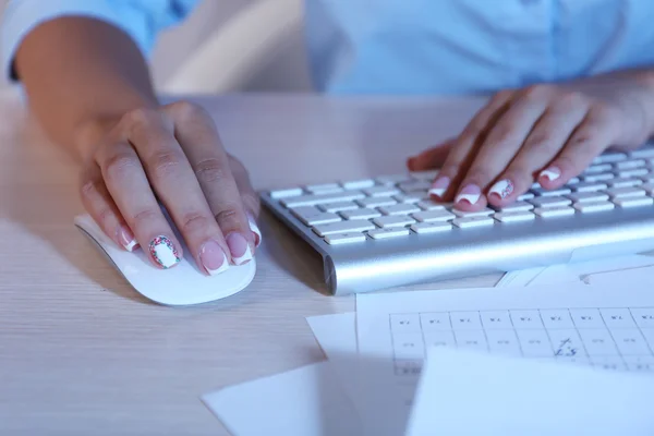 Female hand holding computer mouse, close-up — Stock Photo, Image