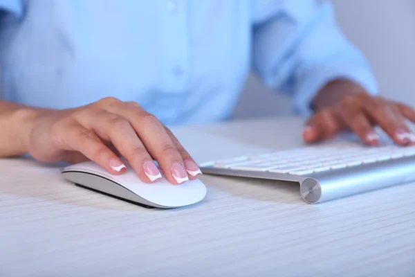 コンピューターのマウス、クローズ アップを持っている女性の手 — ストック写真