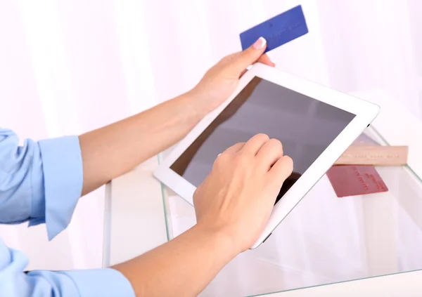 Mujer usando tableta digital y sosteniendo la tarjeta de crédito en su mano, de cerca. Concepto de compra on-line —  Fotos de Stock