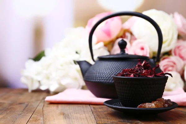 Zwarte theepot, kom en hibiscus thee op de houten tafel kleur op lichte achtergrond — Stockfoto