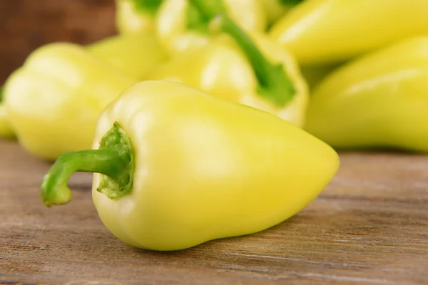 Gelbe Paprika auf hölzernem Hintergrund — Stockfoto