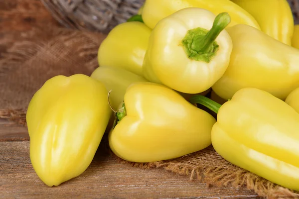 Gelbe Paprika auf Sacktuch auf Korbhintergrund — Stockfoto