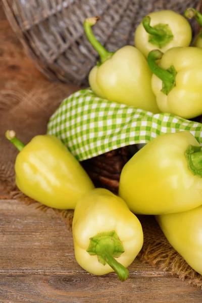 Gelbe Paprika im Korb auf Weidengrund — Stockfoto