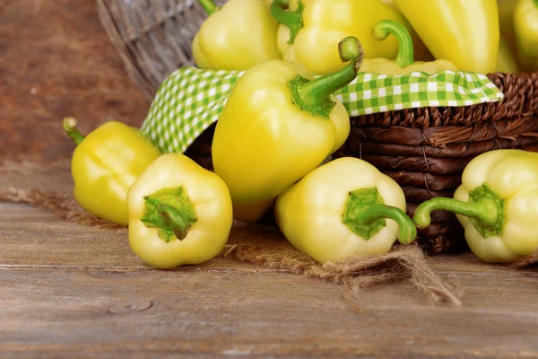 Gelbe Paprika im Korb auf Weidengrund — Stockfoto