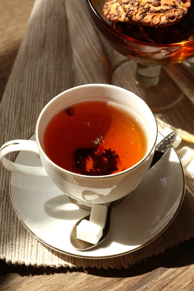 Tasse Tee auf dem Tisch, Nahaufnahme — Stockfoto