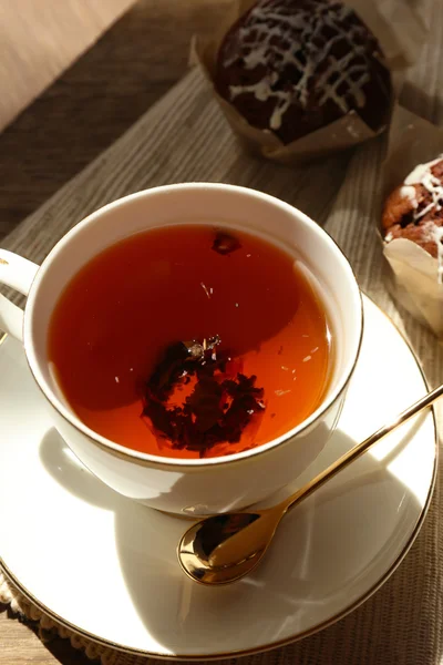 Tasse Tee auf dem Tisch, Nahaufnahme — Stockfoto