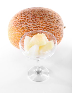 taze kavun ve karpuz üzerinde beyaz izole kadehi içinde adet