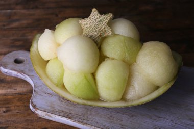 kavun karpuz kabuğu üzerinde kesme tahtası ahşap zemin üzerinde yapılan