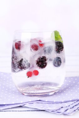 soğuk buz küpleri parlak zemin üzerine masada dondu, orman meyveleri ile kokteyl