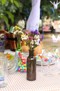 misafirler için bekleyen dishware ile büfe masa