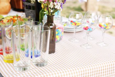 misafirler için bekleyen dishware ile büfe masa