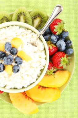 meyve ve çilek masada kase süzme peynir  