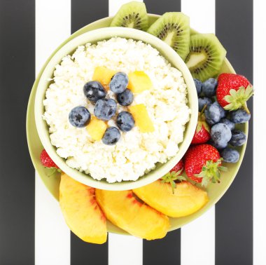 meyve ve çilek masada kase süzme peynir  