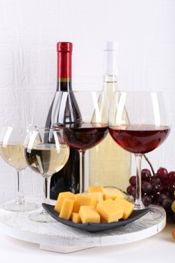 şişe ve kadeh şarap, peynir ve olgunlaşmış üzümler odasındaki masada