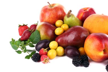 farklı meyveler ve meyve üzerinde beyaz izole